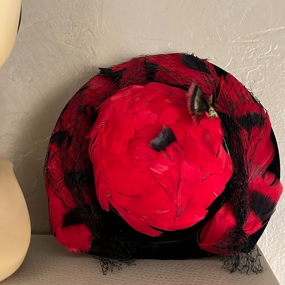 IMPOSING 1930's BLACK VELOUR TILT HAT COVERED IN RED/BLACK FEATHERS + VEIL - Picture 10 of 12